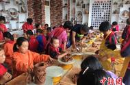 甘肃临洮小学生传承马家窑文化：陶罐制作的艺术之旅