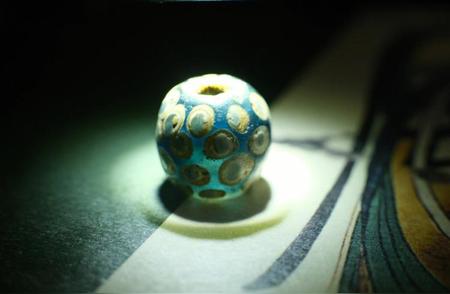 揭秘蜻蜓眼琉璃珠：古埃及工艺与中国“配方”的传奇融合